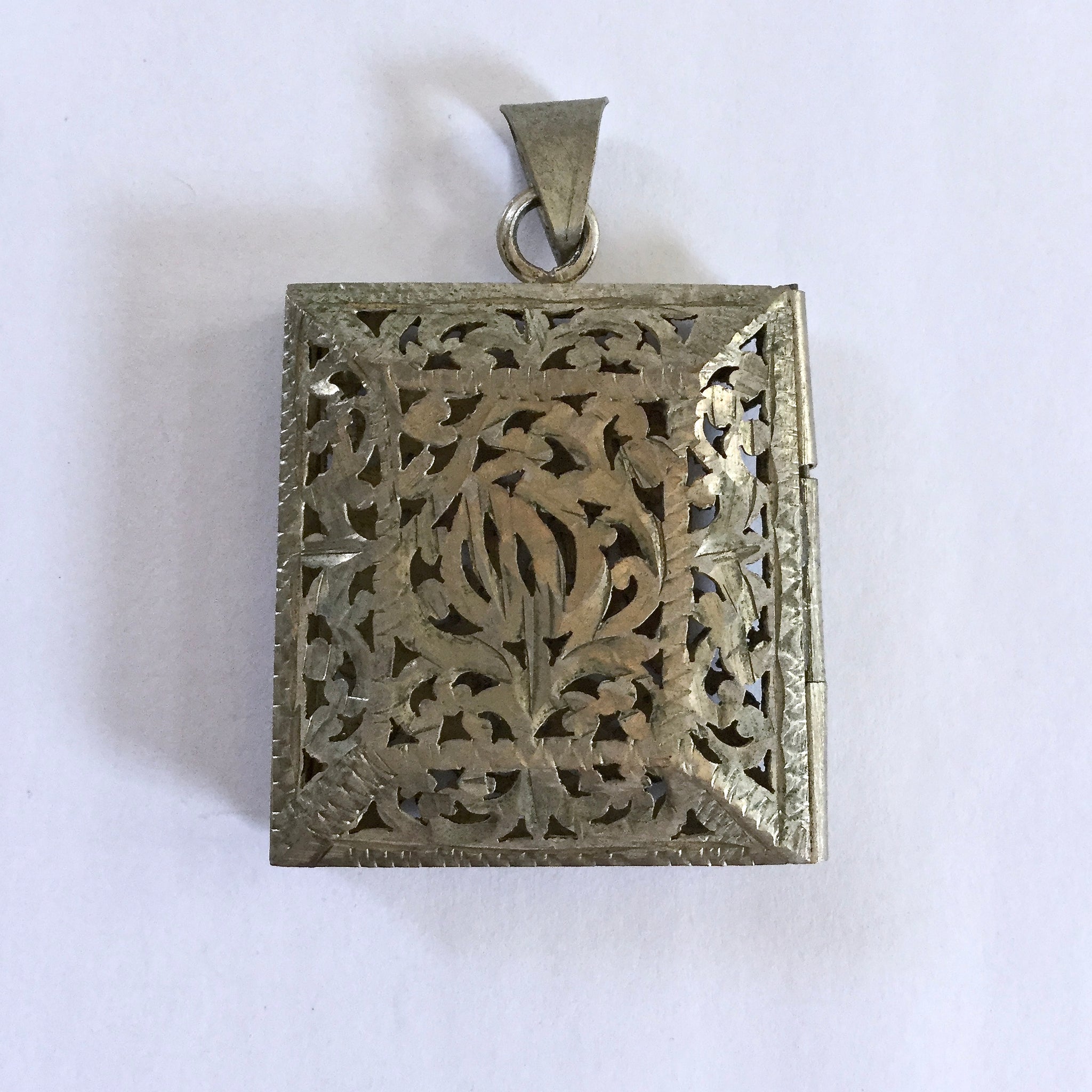 Metal Qur'an Holder Locket